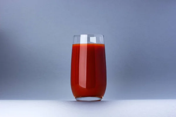 Verre de jus de tomate isolé sur fond blanc avec espace de copie — Photo