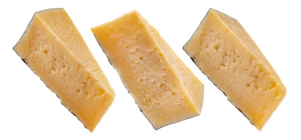 Pedazo triangular de queso parmesano aislado sobre fondo blanco con recorte —  Fotos de Stock