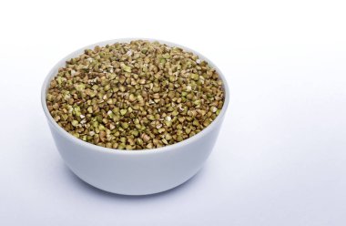 Yeşil karabuğday tohumları beyaz arka plan üzerinde izole