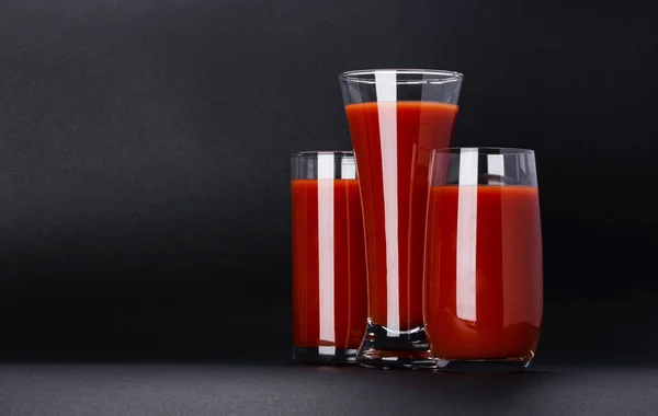 Стакан томатного сока изолирован на черном фоне с копировальным пространством — стоковое фото