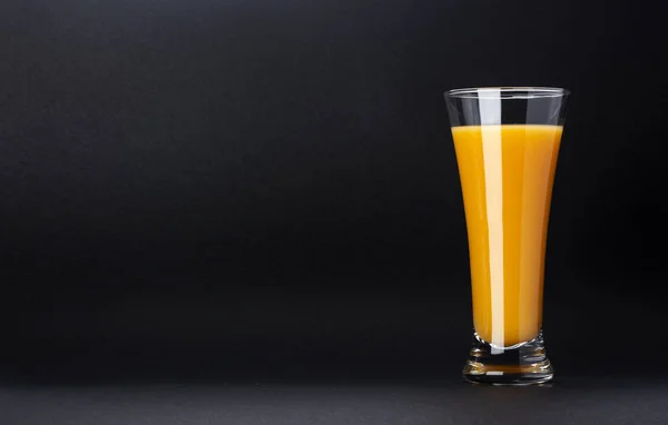 Vaso de zumo de naranja aislado sobre fondo negro con espacio de copia para texto, cóctel de cítricos frescos —  Fotos de Stock