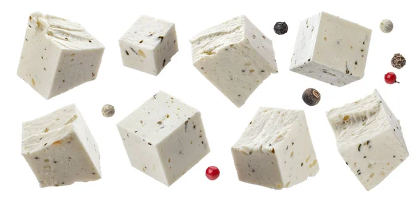Cubos feta gregos com ervas e especiarias, queijo mole em cubos isolado sobre fundo branco — Fotografia de Stock