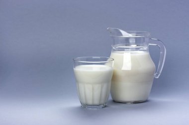 Metin için kopya alanı ile beyaz arka plan üzerinde izole süt kavanoz ve cam, süt ürünleri kavramı