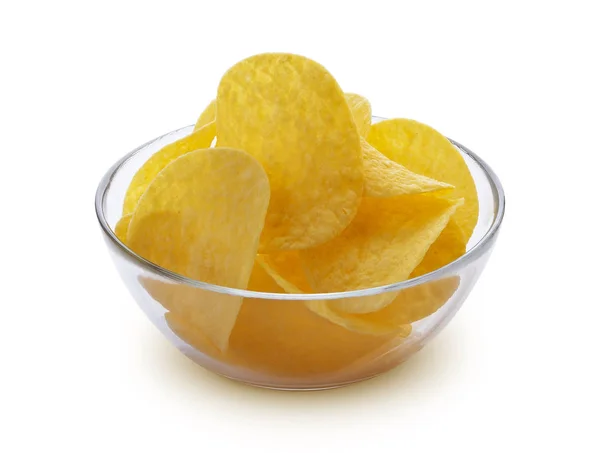 Картопляні чіпси в мисці ізольовані на білому фоні — стокове фото