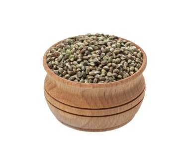 Beyaz arka plan üzerinde izole ahşap kase kenevir tohumu, yakın