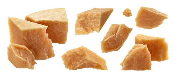 Parmigiano tagliato pezzi isolati su sfondo bianco — Foto Stock