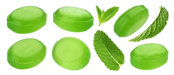 Зеленая мята жесткие конфеты изолированы на белом фоне — стоковое фото