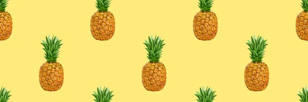 Ananasy, ananas lato bezszwowe wzór na żółtym tle — Zdjęcie stockowe