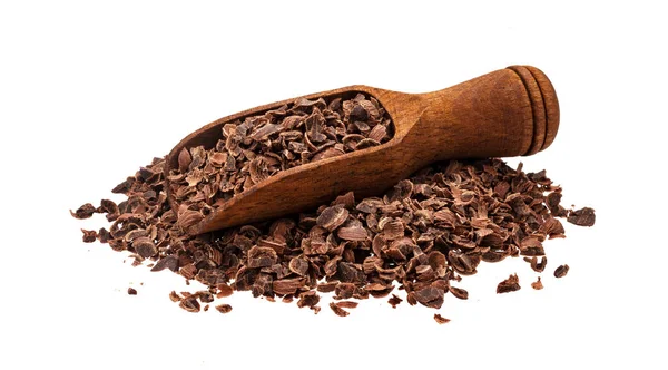 Chocolate rallado. Montón de chocolate molido con cucharada de madera aislada sobre fondo blanco, primer plano — Foto de Stock