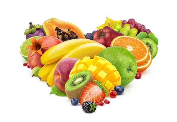 Форма сердца из различных фруктов и ягод, выделенных на белом фоне — стоковое фото