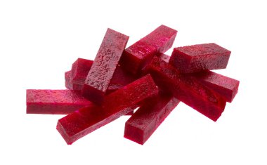 Dilimlenmiş pancar kökü beyaz arkaplanda izole edilmiş