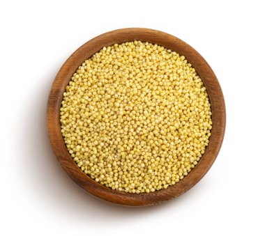 Beyaz arka planda izole edilmiş darı tohumları, üst görünüm