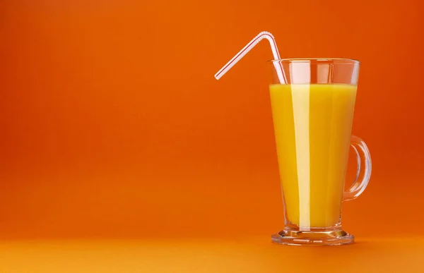 Copo de suco de laranja isolado na cor laranja fundo com espaço de cópia para texto — Fotografia de Stock