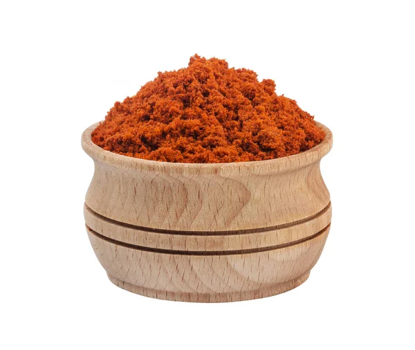Polvere di paprika rossa in ciotola di legno isolata su fondo bianco — Foto Stock