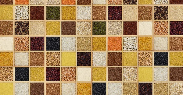 Kasze w kwadratowym drewnianym pudełku, kolekcja zbóż, fasola i nasiona, widok z góry — Zdjęcie stockowe