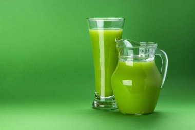 Taze elma ve kereviz kokteyli. Renk arkaplanında izole edilmiş. Metin için kopyalama alanı var.