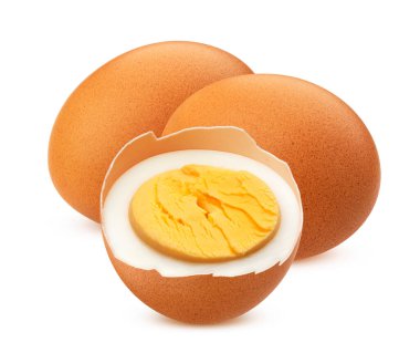 Katı haşlanmış tavuk yumurtaları beyaz arka planda izole edilmiş.