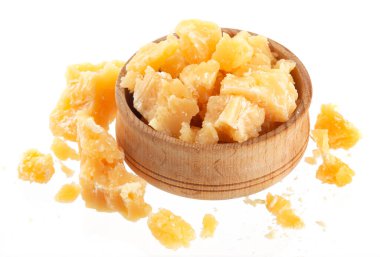 Beyaz arka planda izole edilmiş ahşap kasede parmesan peyniri.