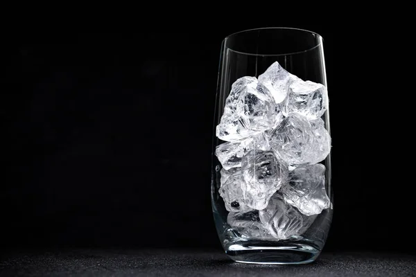 Vidro Com Gelo Picado Sobre Fundo Preto Com Espaço Cópia — Fotografia de Stock