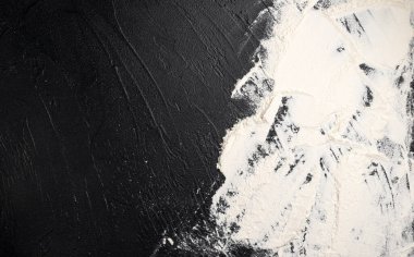 Siyah taş zemin üzerine serpiştirilmiş buğday unu, metin için kopyalama alanı olan fırın afişi