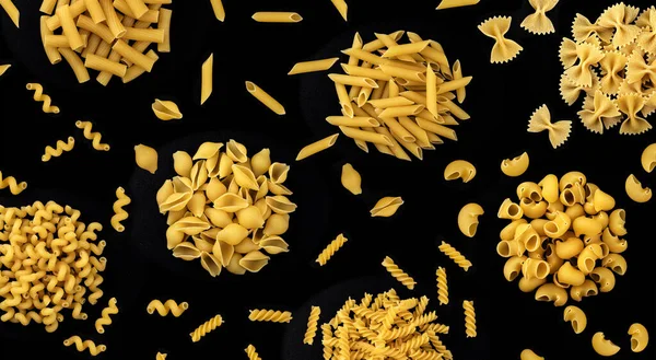 Různé Druhy Těstovin Černém Pozadí Textura Italských Složek Potravin Horní — Stock fotografie