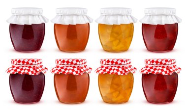 Kırpma yolu ve koleksiyonu olan cam kavanoz dolusu meyve ve çilek reçeli beyaz arka planda izole edilmiş.