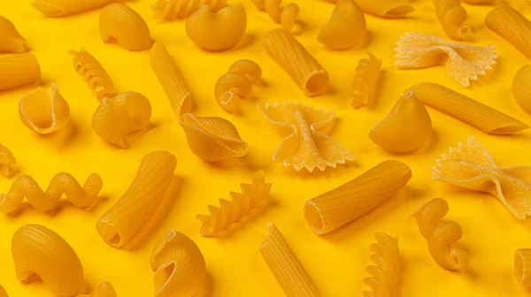 Italský Těstoviny Vzor Různé Druhy Těstovin Textura Žlutém Pozadí Ploché — Stock fotografie