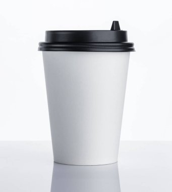 Siyah kapaklı tek kullanımlık kağıt kahve fincanı beyaz arka planda izole edilmiş.