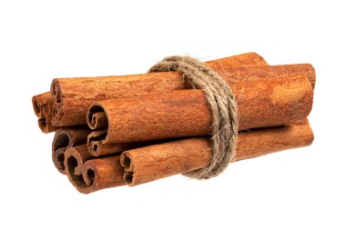 Tarçın çubukları beyaz arkaplanda izole
