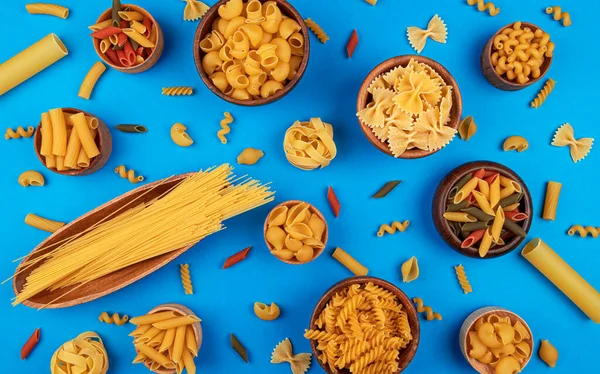 Verschillende Pasta Types Blauwe Achtergrond Met Kopieerruimte Voor Tekst Platte — Stockfoto