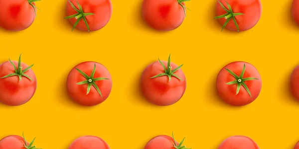 Sarı arka planda izole domates, düz, üst görünüm — Stok fotoğraf