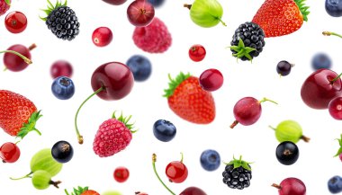 Düşen böğürtlenler beyaz arka planda izole edilmiş, farklı uçan orman meyveleri