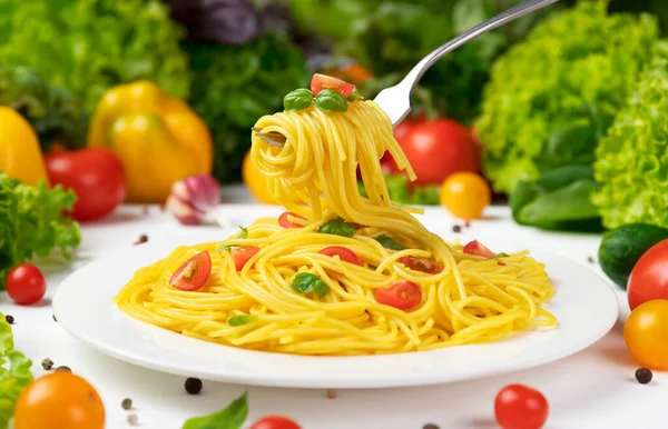 イタリアのパスタのプレート,トマトとバジルのフォークにスパゲティ — ストック写真