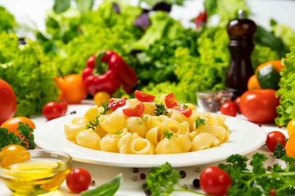 Pipa italiana amañar pasta con tomates y hojas de albahaca —  Fotos de Stock