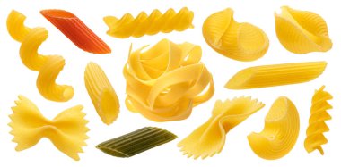 Beyaz arkaplanda izole edilmiş farklı kuru makarna türleri koleksiyonu