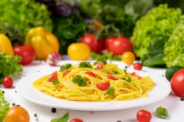 イタリアのパスタ、トマトとバジルの葉のスパゲッティのプレート — ストック写真