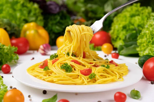 調理されたイタリアのパスタのプレート トマトとバジルの葉とフォークのスパゲッティ — ストック写真
