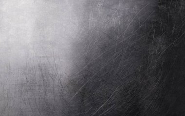 Eski parlak metal arka plan, koyu renkli metal doku çizikler ve ışık gradyanı.