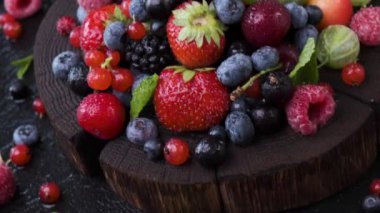 Siyah arkaplanda yaban mersini koleksiyonu, üst görünüm, 4K UHD video görüntüleri