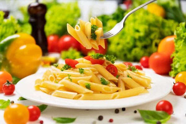 Assiette Pâtes Italiennes Cuites Penne Rigate Fourchette Avec Tomates Feuilles — Photo