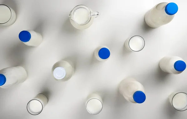 Embalagem Produtos Lácteos Coleta Garrafas Copos Com Leite Creme Isolado — Fotografia de Stock