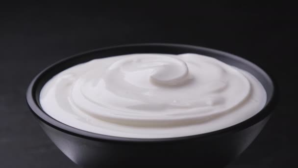 Gräddfil på svart bakgrund, grekisk yoghurt — Stockvideo