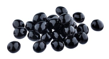 Beyaz arkaplanda kırpma yolu ile izole edilmiş siyah zeytinler