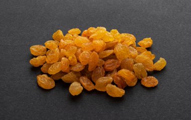 Siyah zemin üzerinde altın üzümler