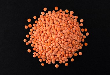 Siyah arkaplanda izole edilmiş kırmızı mercimeklerin üst görünümü