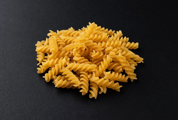 Montón Pasta Fusilli Cruda Aislada Sobre Fondo Negro —  Fotos de Stock