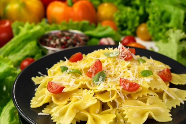 Plaat Van Gekookte Italiaanse Pasta Farfalle Met Tomaten Basilicum Bladeren — Stockfoto