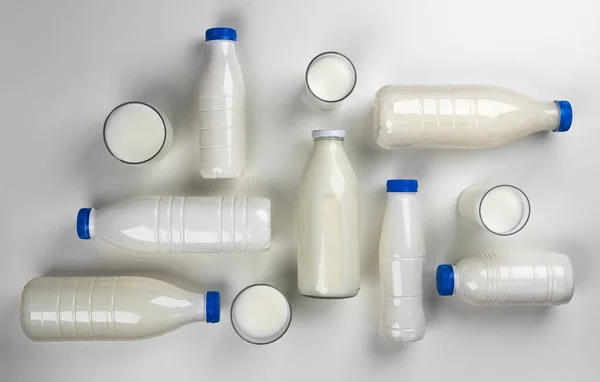 Упаковка Молочных Продуктов Коллекция Бутылок Стаканов Молоком Сливками Изолированы Белом — стоковое фото