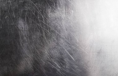 Parlak metal arka plan, çizik ve ışık eğimli koyu renkli metal dokusu.