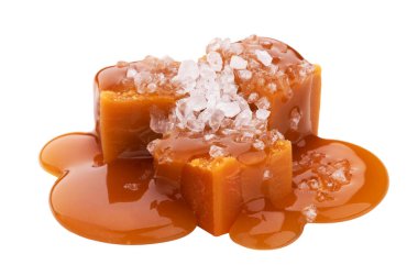 Karamel soslu şekerleme ve beyaz arka planda izole edilmiş tuz.